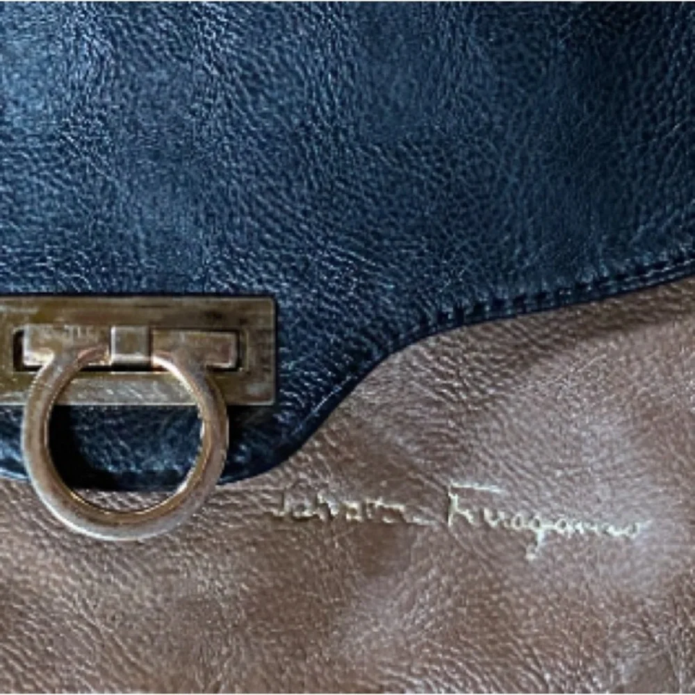🤯BYE 🤯RARE AUTHENTIC  Salvatore Ferragamo Vintage Gancini Crossbody Bag